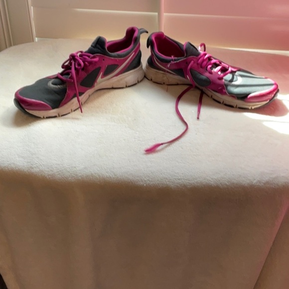 Nike Women's Athletic Shoes in Pink and Gray - Picture 2 of 7